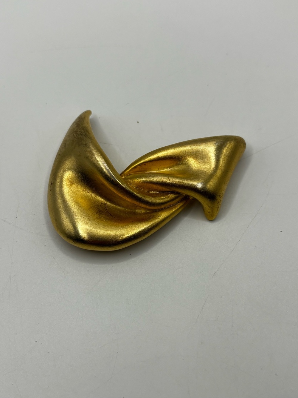 Vintage Minimalist Abstract Folded Ribbon Brooch – Matte Gold Tone - Picture 5 of 11